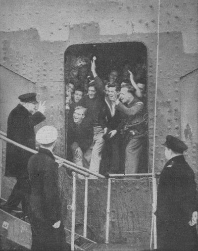 Mr. Churchill geeft het V-teken aan juichende bemanningsleden van het schip, 1943-1944 door Unbekannt