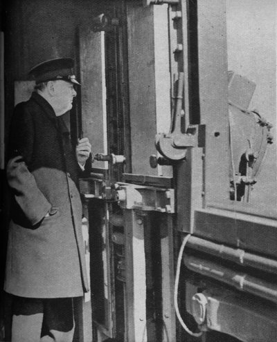 Mr. Churchill op de brug van het oorlogsschip, 1943-44 door Unbekannt