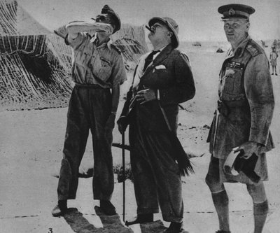 Mr. Churchill met Sir A. Tedder en Gen. Auchinleck, 1942 door Unbekannt
