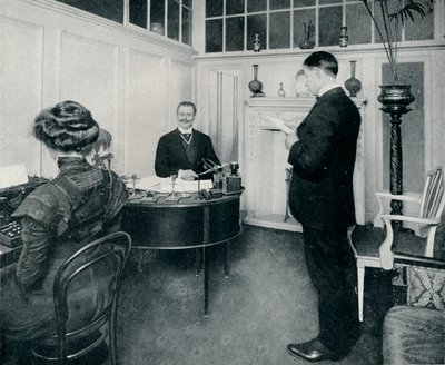 Mr Sandow Bezig met Zijn Dagelijkse Correspondentie door Unbekannt