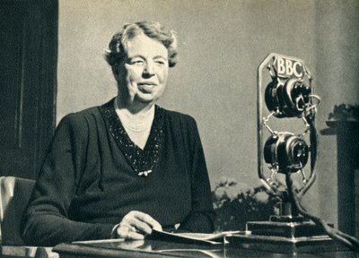 Mevrouw Roosevelt kwam zelf kijken naar de vrouwen van Groot-Brittannië in oorlog, 1942 door Unbekannt