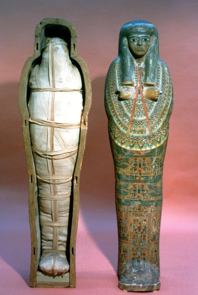 Mummie en Kist, Egyptisch, 21e Dynastie door Unbekannt