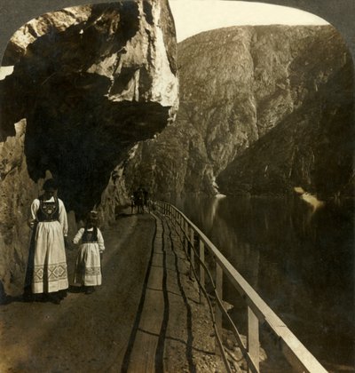 Smal rotsplateau waar de weg naar Voring Falls langs het diepe water van het Oifjord-meer, Noorwegen, ca. 1905 door Unbekannt