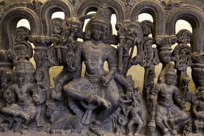 Nationaal museum van India, Delhi. Lintel met de drie-eenheid (Brahma, Vishnu en Shiva). Kakatiya door Unbekannt