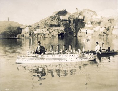 Marine Show op de Pike. Twee oorlogsschepen en hun operators. Wereldtentoonstelling 1904 door Unbekannt
