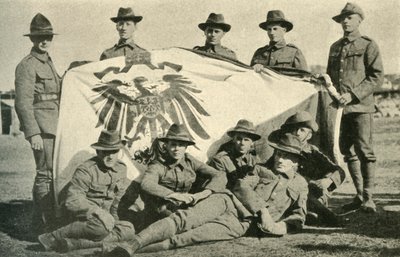 Nieuw-Zeelandse soldaten met veroverde Duitse vlag, Eerste Wereldoorlog, 1914, ca. 1920 door Unbekannt