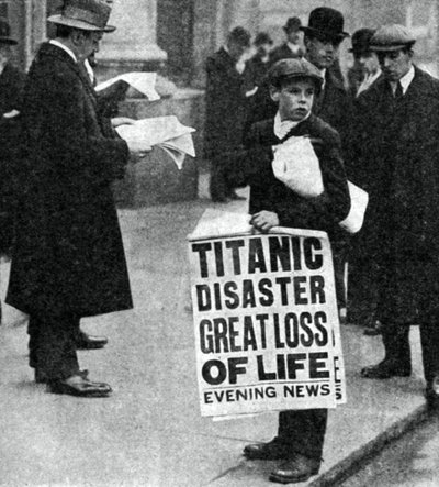 Krantjongen met nieuws over de Titanic-ramp, 14 april 1912 door Unbekannt