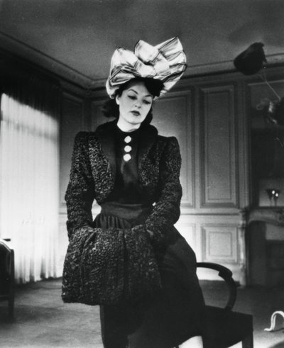 Nina Ricci outfit gedragen door het model Gabrielle, Frankrijk, januari 1943 door Unbekannt