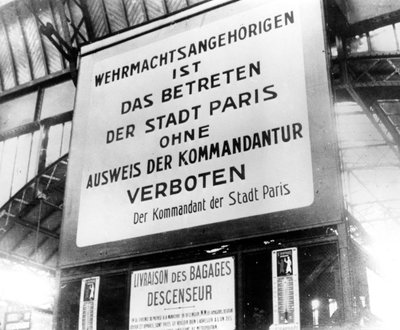 Mededeling in een treinstation in door Duitsland bezet Parijs, 17 juli 1940 door Unbekannt