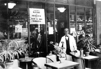 Mededeling in een restaurantvenster die Joden verbiedt binnen te komen, door Duitsland bezet Parijs, juli 1940 door Unbekannt