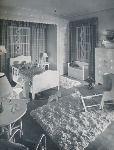 Kinderkamer door W. & J. Sloane, met crèmekleurige meubels en ruige witte tapijten op een blauw geschilderde vloer door Unbekannt