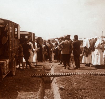 Verpleegsters en Rode Kruis ambulances, c1914-c1918 door Unbekannt