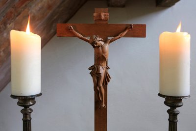 Kaarsen en crucifix. Lutherse tempel. door Unbekannt