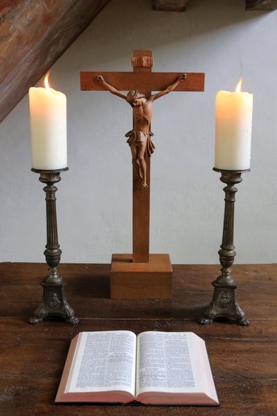 Kaarsen, crucifix en Bijbel. Lutherse tempel. door Unbekannt