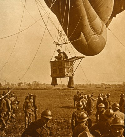 Observatie van vijandelijke posities vanuit een barrageballon, ca. 1914-ca. 1918 door Unbekannt