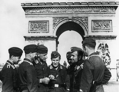 Bezetting door Duitse troepen bij de Arc de Triomphe, Parijs, juni 1940 door Unbekannt