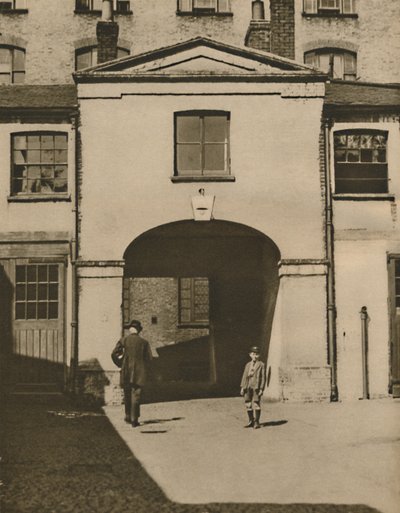 Oude Mews die naar verluidt de stallen van de IJzeren Hertog waren in Knightsbridge, ca. 1935 door Unbekannt
