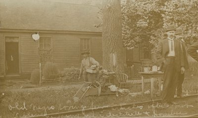 Oude Neger die enkele artikelen redt na geweld door een menigte. Velen werden berooid en dakloos, 1908 door Unbekannt