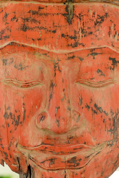 Oude houten Boeddha. Offers in Wat Phnom tempel, Siem Reap, Cambodja door Unbekannt
