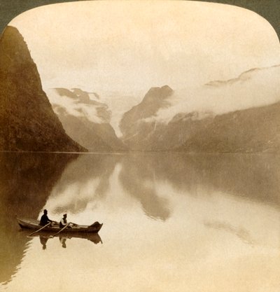 Op somber Meer Olden, tussen met wolken bedekte bergen, naar Maelkevold gletsjer, Noorwegen, 1905 door Unbekannt