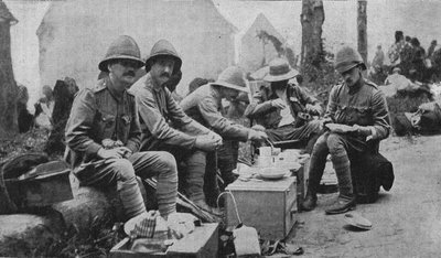 Op mars naar Kumassi: Een pauze voor het diner, 1902 door Unbekannt