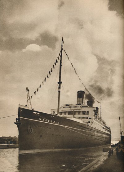 Een van de grootste schepen ter wereld, de Majestic van de Cunard White Star Line, 1936 door Unbekannt