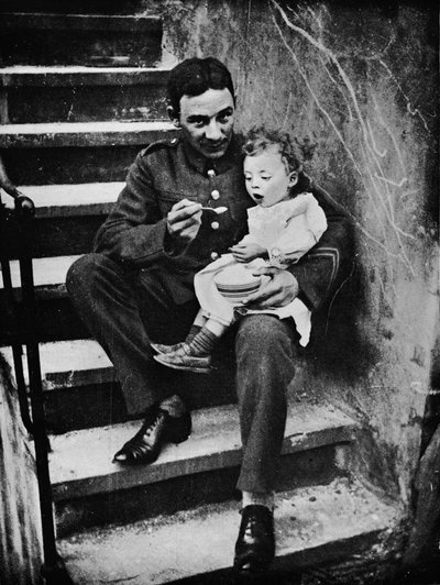 Een van het Nieuwe Leger die zichzelf nuttig maakt in zijn onderkomen, 1915 door Unbekannt