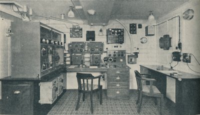 Een van de draadloze cabines in een moderne lijnboot, 1936 door Unbekannt