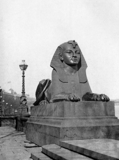 Een van de sfinxen, Victoria Embankment, Londen, 1924-1926 door Unbekannt