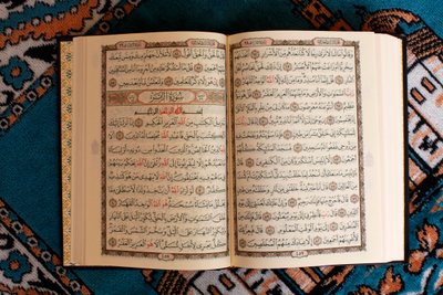 Open Koran en gebedskleed, Tunesië door Unbekannt