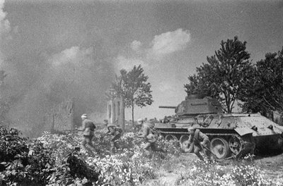 Operatie Koetoezov. Sovjettroepen volgen hun tanks bij Orel door Unbekannt
