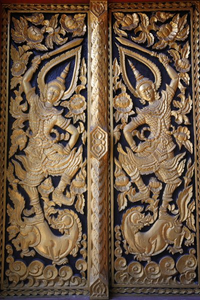Sierlijke tempeldeur in Wat Chedi Luang, Chiang Mai, Thailand door Unbekannt