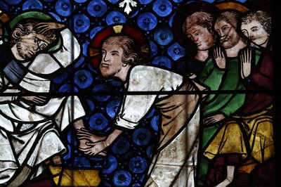 Onze Lieve Vrouw van de Kathedraal van Straatsburg. Glas-in-loodraam. Christus wast de voeten van de apostelen. 14e eeuw. Straatsburg. Frankrijk. door Unbekannt