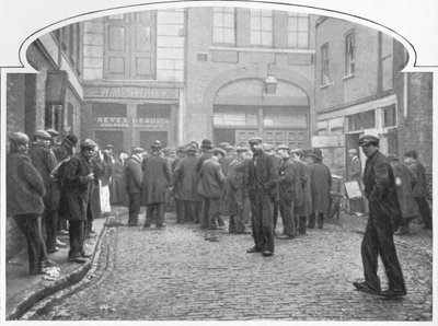Buiten een gaarkeuken, Grays Yard, Marylebone, Londen, c1903 door Unbekannt