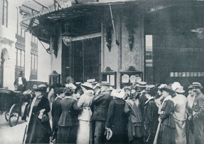 Buiten een van de Parijse bevoorradingswinkels toen een belegering van de stad werd gevreesd, ca. 1914 door Unbekannt