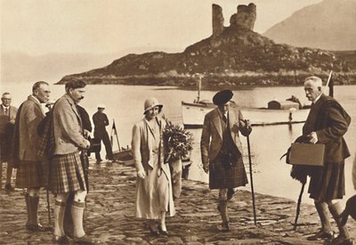Over de Zee naar Skye - landing in Skye vanaf het jacht Golden Hind, 1933 1937 door Unbekannt