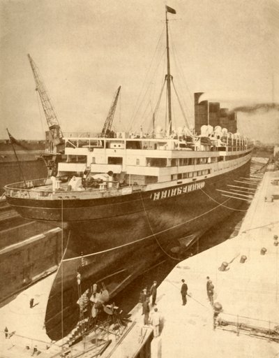 Revisie van een grote lijnboot in een droogdok in Liverpool, ca. 1930 door Unbekannt