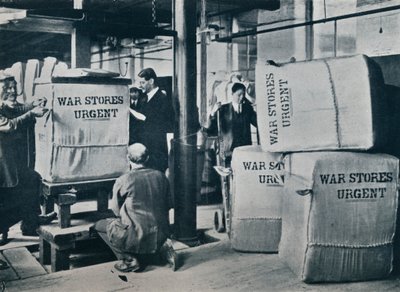 Het inpakken van de balen kaki voor verzending naar de regering, c1914 door Unbekannt