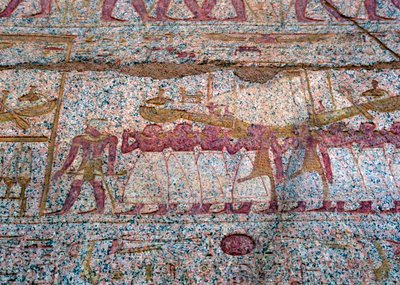 Geschilderd reliëf met een Ra zon boot in een processie, Oud-Egyptisch door Unbekannt