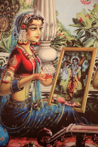 Schilderij van Radha die naar een afbeelding van Krishna kijkt, India door Unbekannt