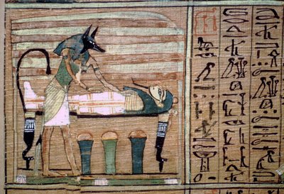 Papyrus van Anubis die een mummie voorbereidt door Unbekannt
