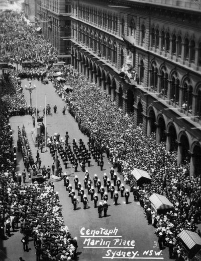 Parade bij het Cenotaaf, Martin Place, Sydney, New South Wales, 1945 of 1946 door Unbekannt
