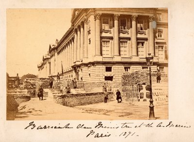 Parijse Commune (1871): uitzicht op de barricade van Place de la Concorde voor het Ministerie van Marine (Hotel de la Marine of ook Hotel du Garde Meuble) in Parijs. Anonieme fotografie door Unbekannt