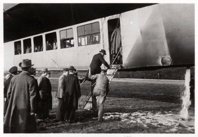Passagiers die aan boord gaan van Zeppelin LZ 11 Viktoria Luise, c1912-1914 1933 door Unbekannt