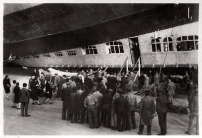 Passagiers die aan boord gaan van de Zeppelin LZ 127 Graf Zeppelin, 1933 door Unbekannt
