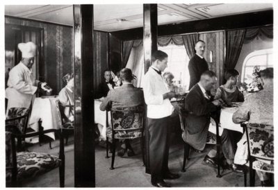 Passagiers eetkamer, Zeppelin LZ 127 Graf Zeppelin, 1933 door Unbekannt