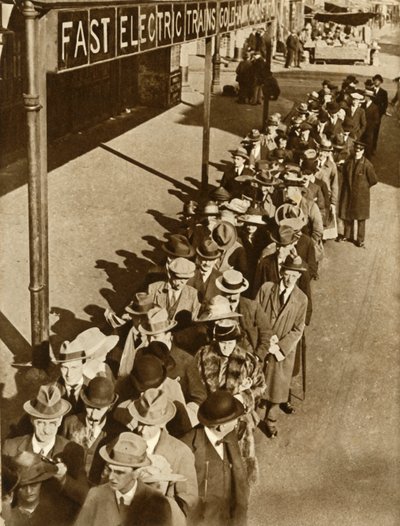 Passagiers wachten op Goldhawk Road Station in Londen tijdens de spoorwegstaking, 1919, 1935 door Unbekannt