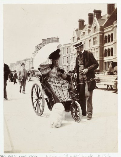 Patiëntenzorg, rolstoelen Vrouw in een badstoel, circa 1900 door Unbekannt
