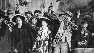 Pearly king en queen in goede stemming, Londen, 1926-1927 door Unbekannt