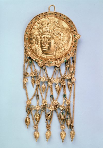 Hanger met hoofd van Athena Parthenos, begin 4e eeuw v.Chr. door Unbekannt